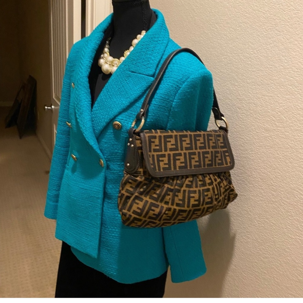 FENDI. 100% authentic.Excellent condition. No rips or tears. Only used two times